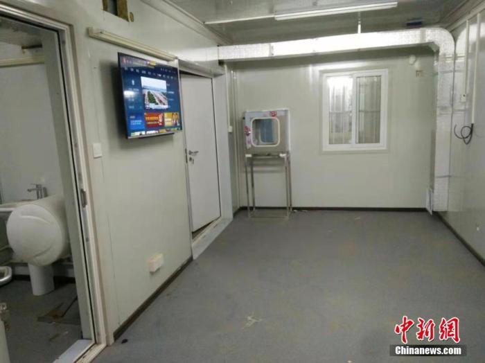 2月1日，武汉火神山医院安装病房电视机，可收看节目。截至当日中午12时，医院总体已完成近70%的设备安装。/p中新社发 许名波 摄