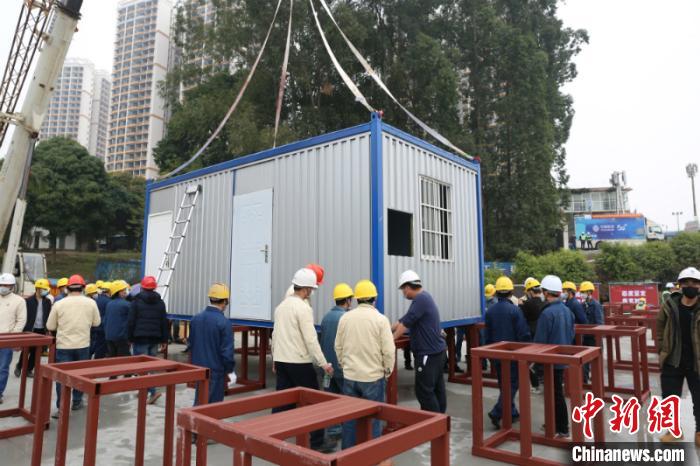 图为施工人员对医用集装箱进行安装 林浩 摄