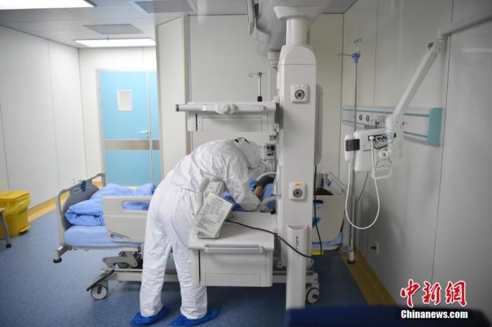 2月1日，身着防护服的医护人员在负压病房照顾病人。云南省滇南中心医院（红河州第一人民医院）位于云南省蒙自市，是云南省新型冠状病毒感染的肺炎定点收治医院之一。为应对疫情，该院启用负压病房，抽调感染诊疗科骨干成员组成专业医护团队，24小时在岗诊治照顾患者，并每日组织相关专业的专家会诊，及时了解患者情况，制定救治方案。云南省首例确诊新型冠状病毒感染的肺炎患者1月31日从该院痊愈出院。 /p中新社记者 刘冉阳 摄